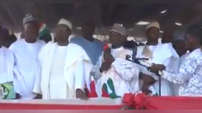 Изрображение 'НА ВЫБОРАХ В НИГЕРИИ ОБРУШИЛАСЬ ТРИБУНА С КАНДИДАТОМ И ЕГО КОМАНДОЙ (ВИДЕО)'