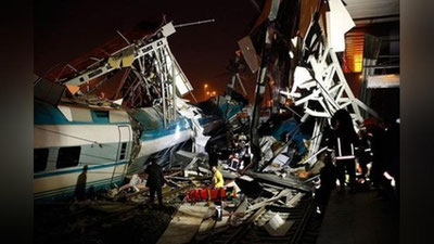 Изрображение 'ГРУДА МЕТАЛЛА: ВИДЕО С МЕСТА КРУШЕНИЯ ПАССАЖИРСКОГО ПОЕЗДА В ТУРЦИИ'