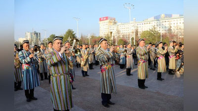 Изрображение 'ВИДЕО: ОРКЕСТР МИНОБОРОНЫ ДАРИТ ТАШКЕНТЦАМ ПРАЗДНИЧНОЕ НАСТРОЕНИЕ'