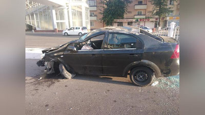 Изрображение 'В Ташкенте автоледи за рулем "Нексии" снесла разделительный забор (фото)'
