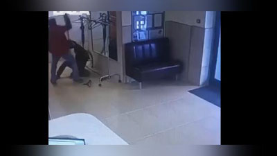 Изрображение 'Мужчина с тесаком напал на сотрудника мэрии в России (видео)'