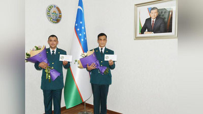 Изрображение 'Руководство ГУВД поощрило сотрудников ППС, принявших роды в патрульном авто'