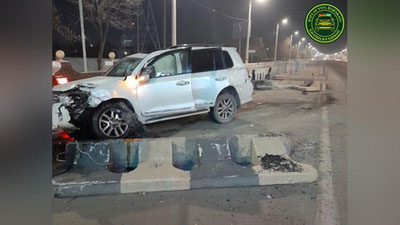 Изрображение 'При въезде в Ташкент перевернулся внедорожник, чудом не задев сотрудников ДПС (видео)'