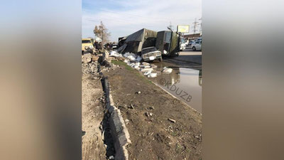 Изрображение 'ФОТО, ВИДЕО: В ЯШНАБАДСКОМ РАЙОНЕ ОПРОКИНУЛСЯ ГРУЗОВИК С САХАРОМ'