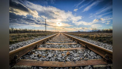 Изрображение 'В Каракалпакстане поезд столкнулся с выехавшей на ж/д пути "Нексией"'