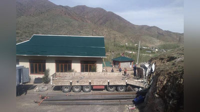 Изрображение 'Смертельное ДТП на трассе "Ташкент-Ош": кабину грузовика расплющило от удара в склон (фото)'