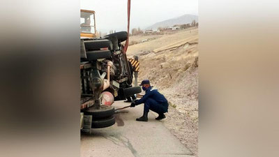 Изрображение 'Спасатели пришли на помощь водителю грузовика, перевернувшегося на перевале "Камчик"'