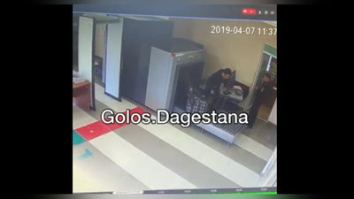 Изрображение 'ПАССАЖИР ЗАЛЕЗ В РЕНТГЕН-СКАНЕР ВМЕСТЕ С БАГАЖОМ (ВИДЕО)'