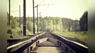 Изрображение 'ПОЛИЦЕЙСКИЙ В ПОСЛЕДНЮЮ СЕКУНДУ СПАС ЧЕЛОВЕКА ОТ ПОЕЗДА (ВИДЕО)'