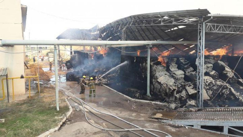 Изрображение 'В Янгиюле серьезный пожар: горит целлюлозно-бумажное предприятие (видео)'