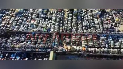 Изрображение 'Тысячи роскошных суперкаров гниют на свалке в ОАЭ (видео)'