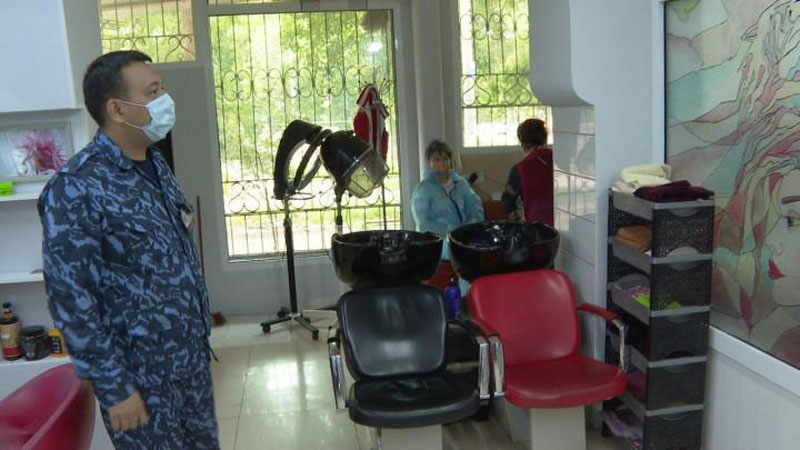 Изрображение 'Видео: Рейды в ташкентских парикмахерских и магазинах'