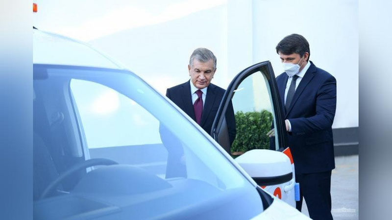 Изрображение 'Президент осмотрел образцы спецавтомобилей, выпуск которых наладят в Джизаке (фото)'