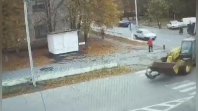 Изрображение 'В Украине девушка чудом выжила под колесами трактора (видео)'