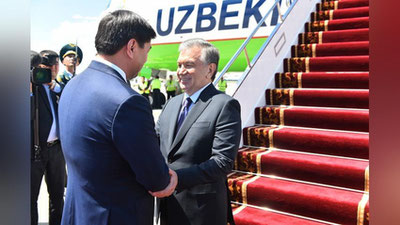 Изрображение 'Президента Узбекистана встретили в аэропорту Бишкека (фото)'