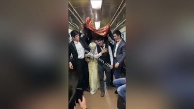 Изрображение 'В Минтрансе прокомментировали кадры "свадьбы" в столичном метро (видео)'