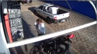 Изрображение 'ЖЕНЩИНА ЧУДОМ ИЗБЕЖАЛА СТОЛКНОВЕНИЯ С МОТОЦИКЛОМ (ВИДЕО)'