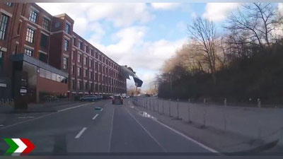 Изрображение 'В КЕЛЬНЕ СЛЕТЕВШАЯ КРЫША ОБРУШИЛАСЬ НА АВТОРА ВИДЕОРОЛИКА'