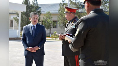 Изрображение 'Президент посетил воинскую часть в Денау (фото)'