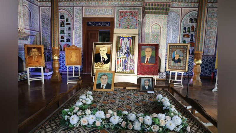 Изрображение 'В музее прикладного искусства открылась выставка памяти Ислама Каримова'