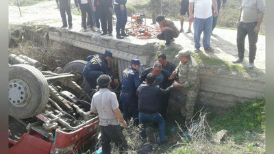 Изрображение 'Сырдарьинские спасатели успели в последнюю минуту вытащить водителя из затопленной кабины'