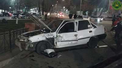 'Toshkentda "Mercedes" hamda "Nexia" o`zaro to`qnashdi. Haydovchi og`ir tan jarohati oldi'ning rasmi