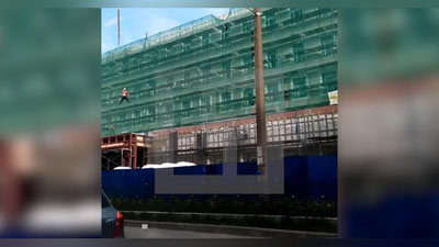 Изрображение 'В ПЕТЕРБУРГЕ РАБОЧИЙ РЕШИЛ ПОКАТАТЬСЯ НА КРАНЕ И СОРВАЛСЯ ВНИЗ (ВИДЕО)'