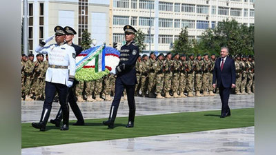 Изрображение 'Шавкат Мирзиёев возложил цветы к памятнику Джалолиддина Мангуберды (фото)'