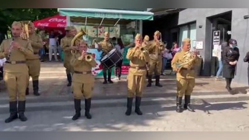 Изрображение 'Военный оркестр сыграл у станции метро "Буюк ипак йули" (видео)'