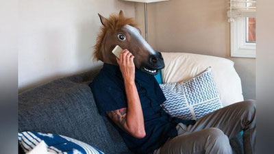 Изрображение 'Жителя Новгорода арестовали за истязание соседей звуками конского ржания'