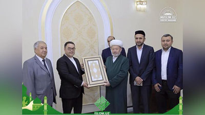 Изрображение 'КОПИЯ КАТТАЛАНГАРСКОГО КОРАНА ПОДАРЕНА УПРАВЛЕНИЮ МУСУЛЬМАН УЗБЕКИСТАНА '
