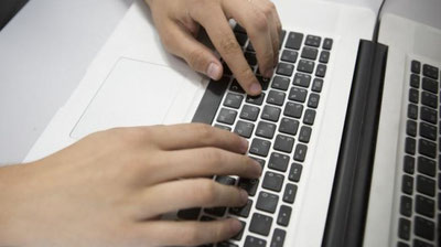 Изрображение 'ПАУК ПОСЕЛИЛСЯ ПОД СТЕКЛОМ МОНИТОРА iMAC (ВИДЕО)'