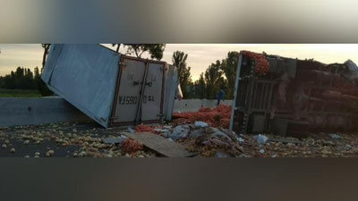 Изрображение 'ФОТО: ТОННЫ ЛУКА РАССЫПАЛИСЬ ПОСЛЕ ДТП ПОД ТАШКЕНТОМ'
