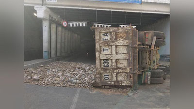 Изрображение 'У СЕВЕРНОГО ВОКЗАЛА В ТАШКЕНТЕ ОПРОКИНУЛСЯ ГРУЗОВИК С ЗЕМЛЕЙ (ВИДЕО)'