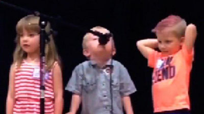 Изрображение 'Темная сторона: мальчик вместо колыбельной спел саундтрек из "Звездных войн" (видео)'