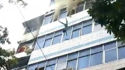 Изрображение 'ПРОХОЖИЕ В КИТАЕ ПОЙМАЛИ ДЕТЕЙ, ВЫБРОШЕННЫХ ИЗ ГОРЯЩЕЙ КВАРТИРЫ (ВИДЕО)'