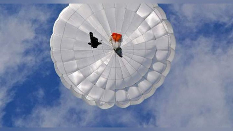 Изрображение 'В РОССИИ ПАРАШЮТИСТЫ ВРЕЗАЛИСЬ В ЛИНИИ ЭЛЕКТРОПЕРЕДАЧ (ВИДЕО)'