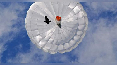 Изрображение 'В РОССИИ ПАРАШЮТИСТЫ ВРЕЗАЛИСЬ В ЛИНИИ ЭЛЕКТРОПЕРЕДАЧ (ВИДЕО)'