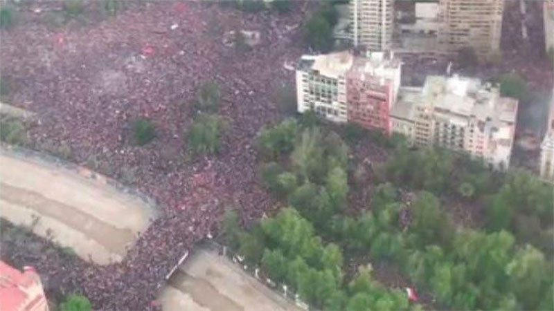 Изрображение 'Рекордный митинг: на улицы чилийской столицы вышли 1 млн человек (видео)'