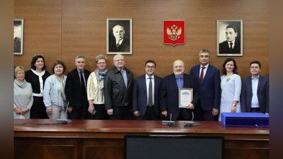 Изрображение 'Ректор ВГИК награжден благодарственной грамотой от имени правительства Узбекистана'