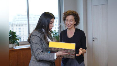 Изрображение 'Саида Мирзиёева подарила главе ЮНЕСКО Одри Азуле книгу об Узбекистане (фото)'