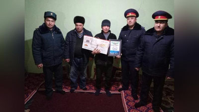 Изрображение 'Руководство УЧС наградило парня, спасшего 3-летнего малыша в Каттакургане'