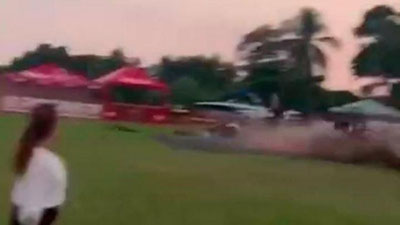 Изрображение 'Самолет спикировал прямо на зрителей во время авиашоу (видео, 18+)'