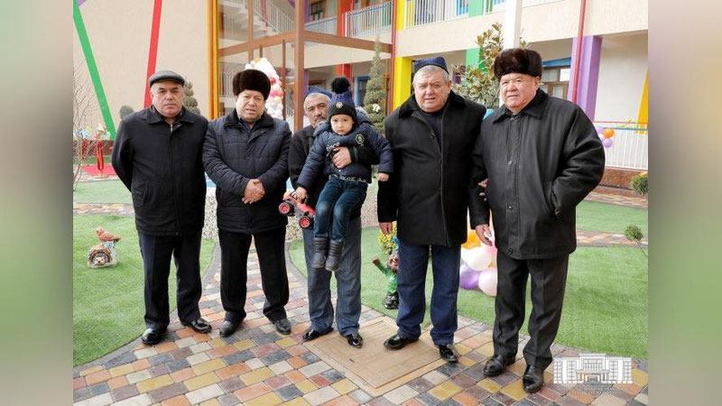 Изрображение 'Троих жителей Ташкента наградили за спасение выпавшего из окна мальчика (фото)'