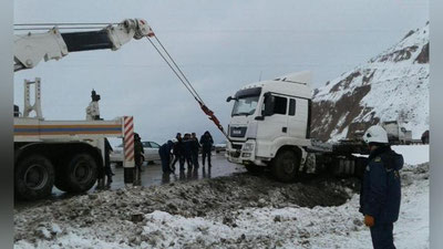 Изрображение 'На "Камчике" МЧС вызволило из кювета грузовик'