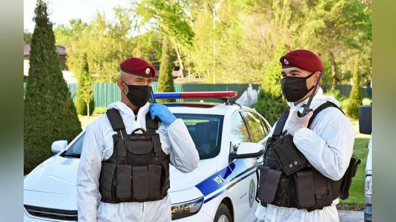 Изрображение 'Народные приёмные Президента передали защитные комбинезоны правоохранителям (фото)'