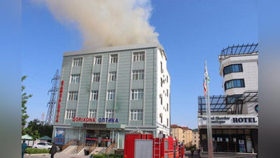 Изрображение 'Возгорание крыши многоэтажного дома в Намангане попало на видео'