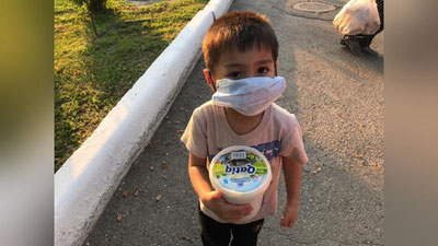 Изрображение 'В Ташкенте мальчик принес копилку, чтобы отдать пострадавшим в Сырдарье (фото)'