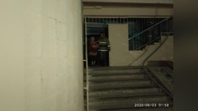 Изрображение 'Ночью столичные пожарные эвакуировали 30 человек из дома в Яшнабаде'