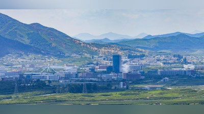 Изрображение 'КНДР взорвала здание межкорейского офиса связи в Кэсоне'